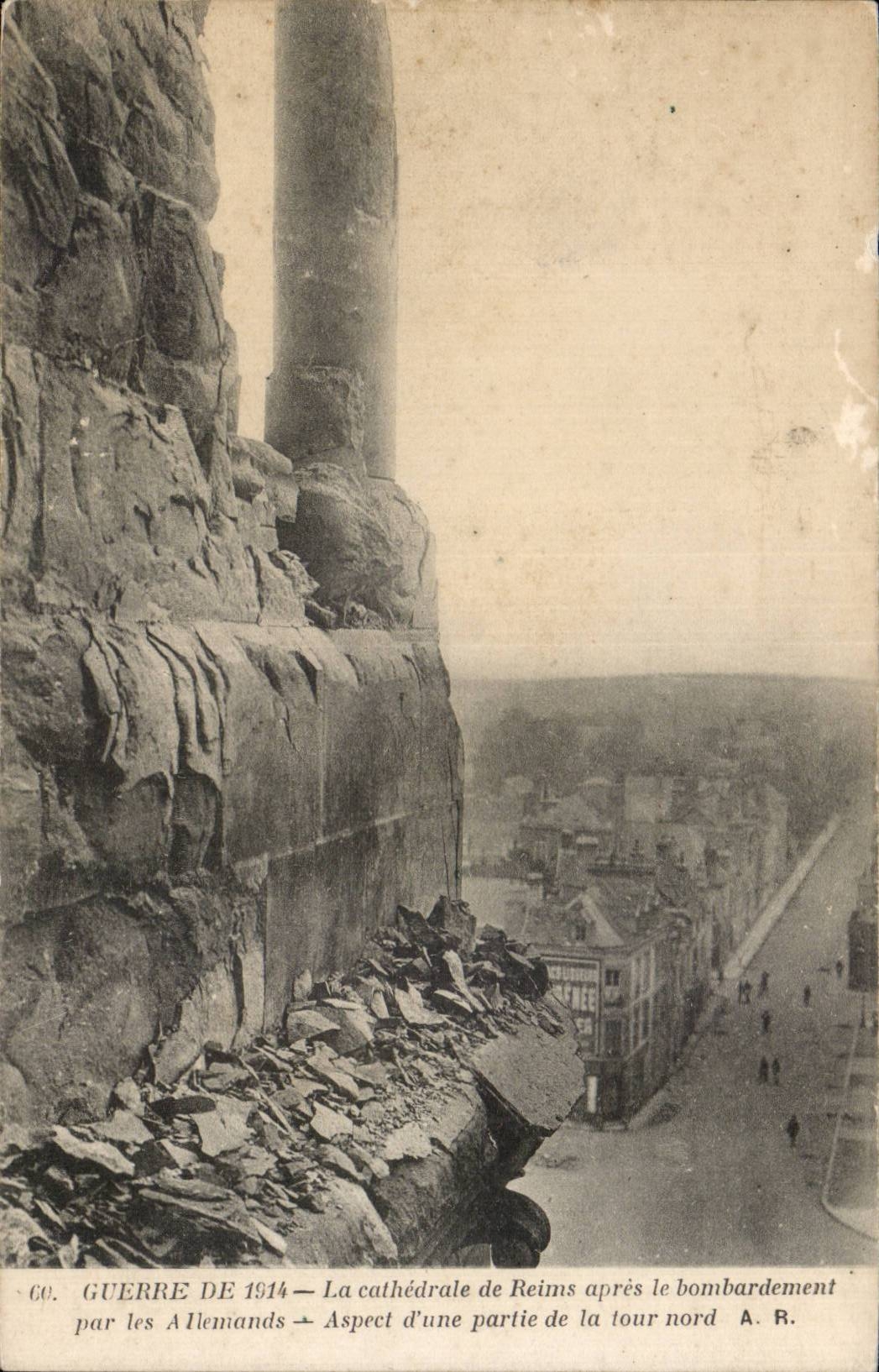 CPA La cathedrale de Reims apres un bombardement