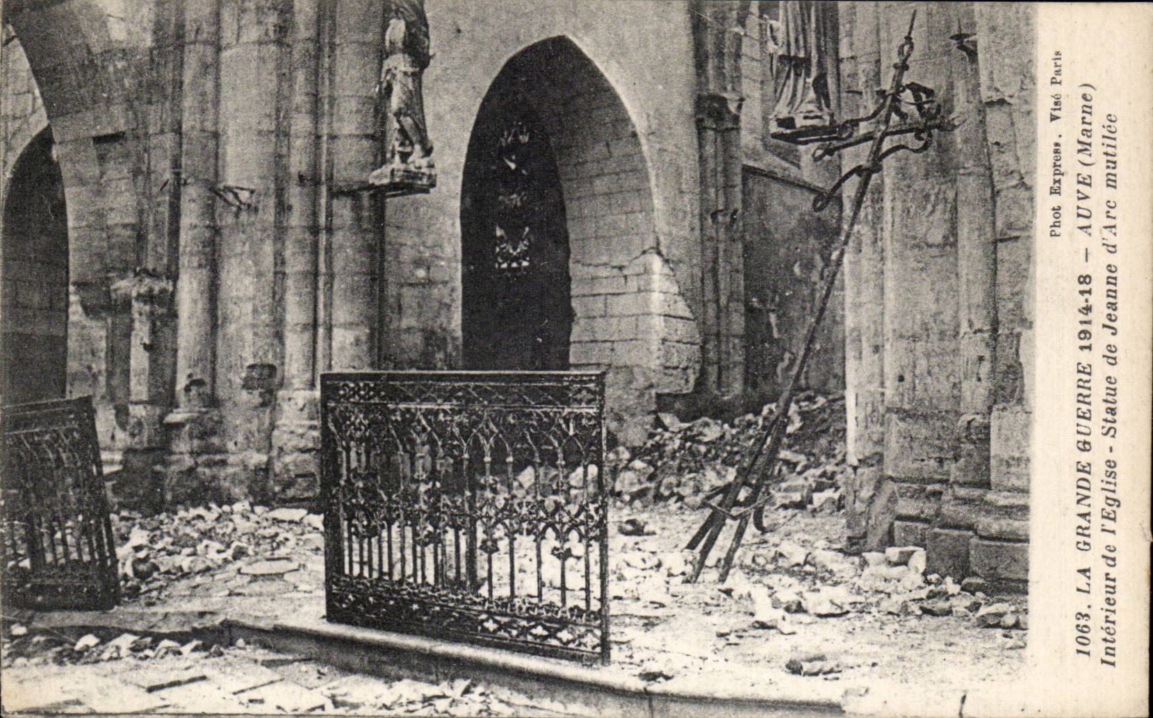 Intérieur de l'église d'Auves — Statue mutilée de Jeanne d'Arc — 1914-18