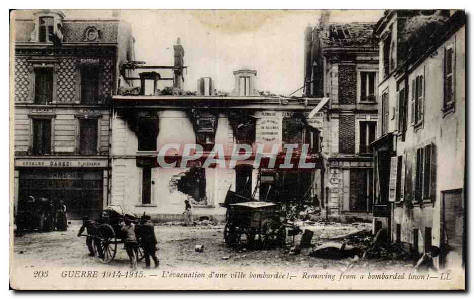 CPA Militaria Guerre 1914 1915 L evacuation d une ville bombardee