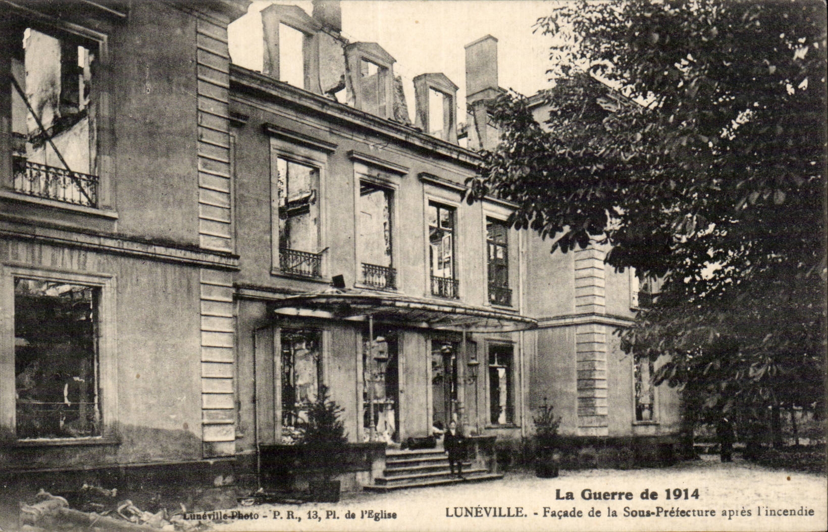 CPA Militaria Luneville Facade de la sous prefecture apres l incendie 