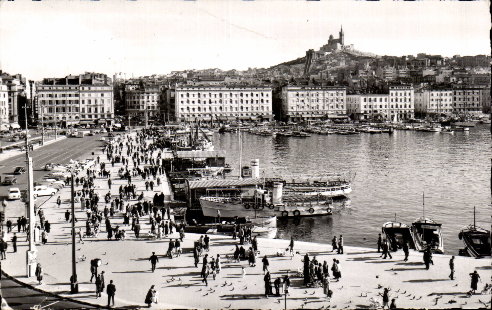 Marseille - Carrefour du Monde - Le Vieux Port - Au Fond Notre Dame de la Garde - CPA