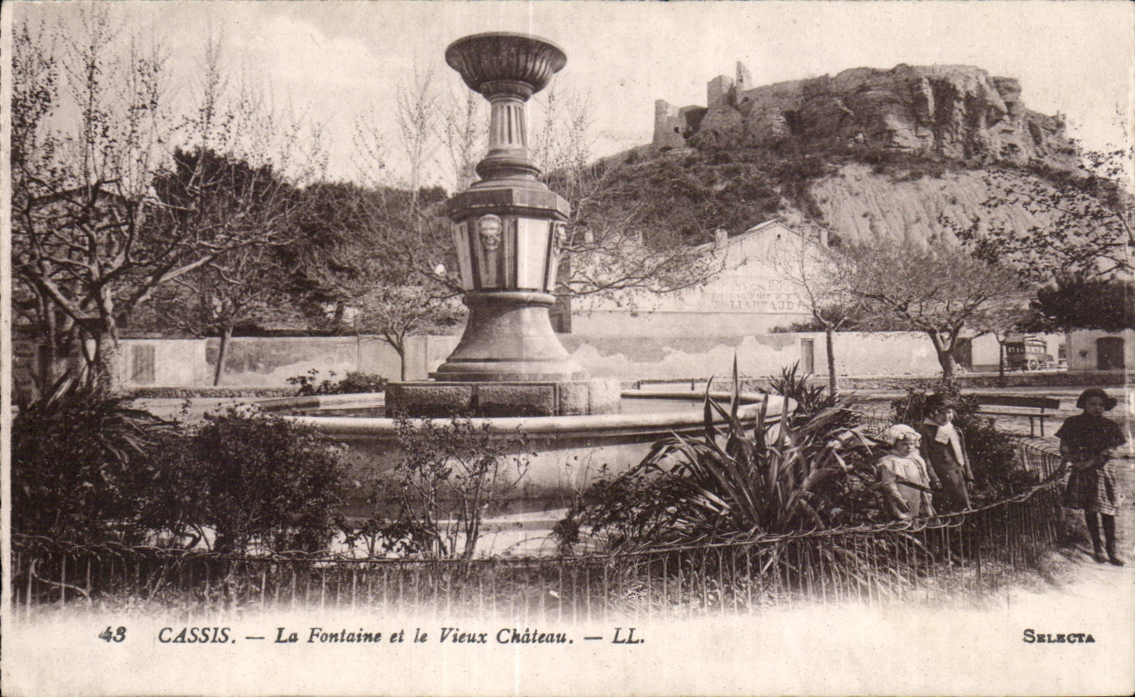 CASSIS — La Fontaine et le Vieux Château — LL. — SELECTA