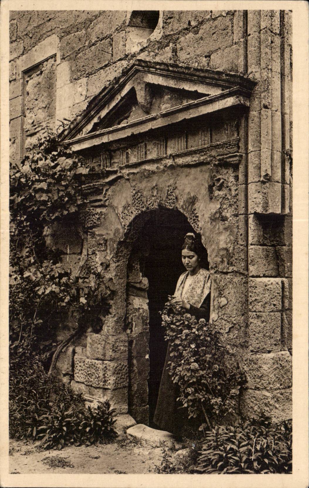 Jeune fille et vieilles pierres à Saint-Rémy — Les Éditions d'Art Yvonne, Paris