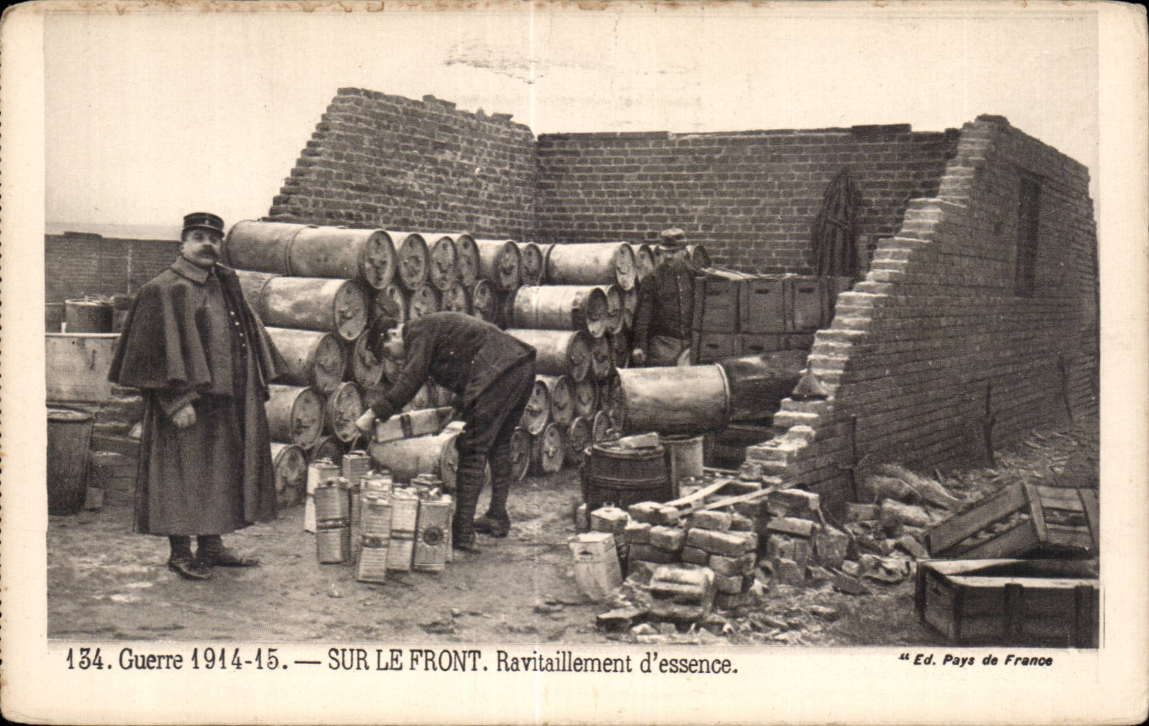 CPA Militaria Guerre de 1914 Sur le front Ravitaillement d essence