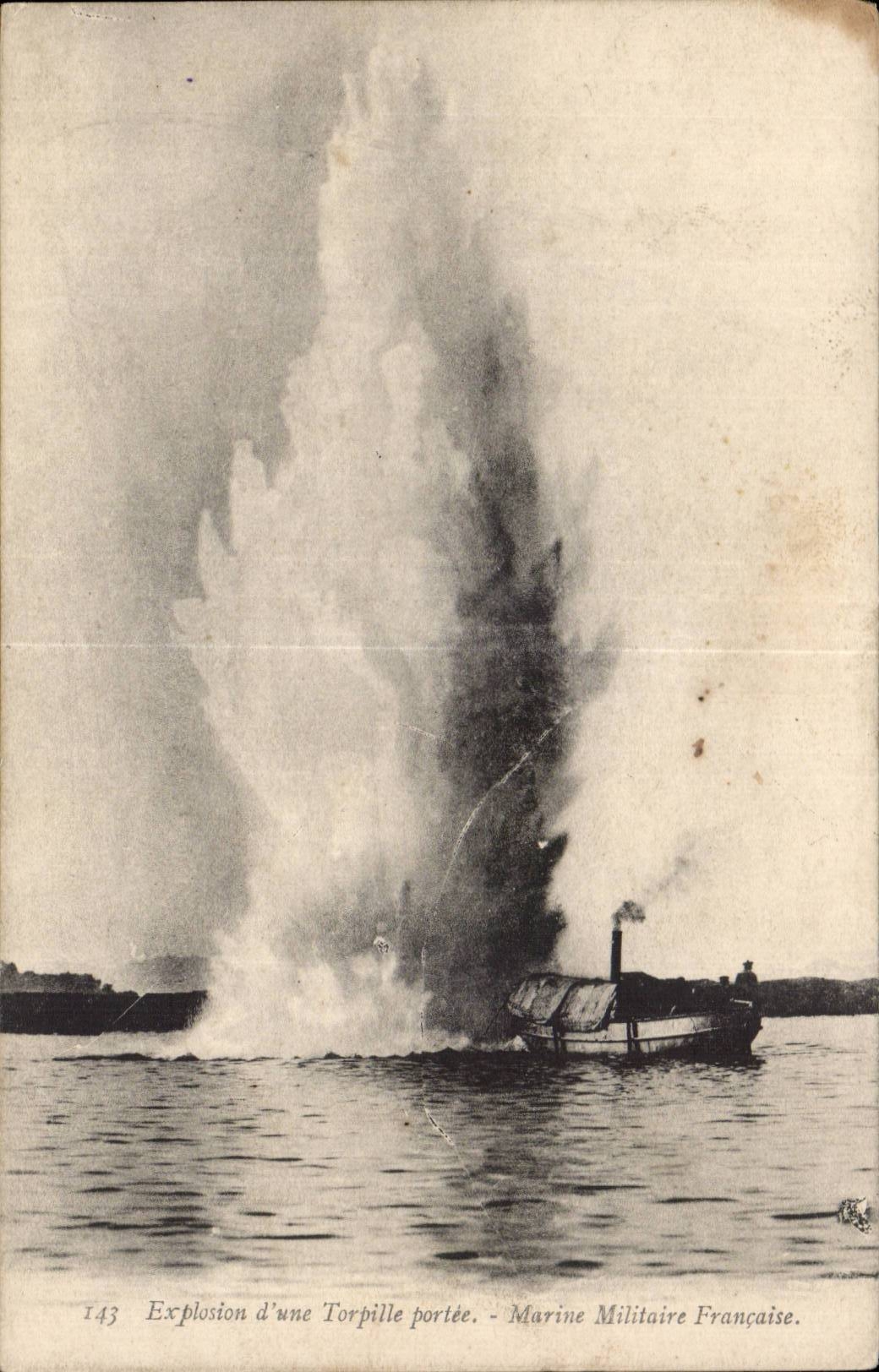 CPA Militaria Explosion d une torpille portee Marine militaire francaise