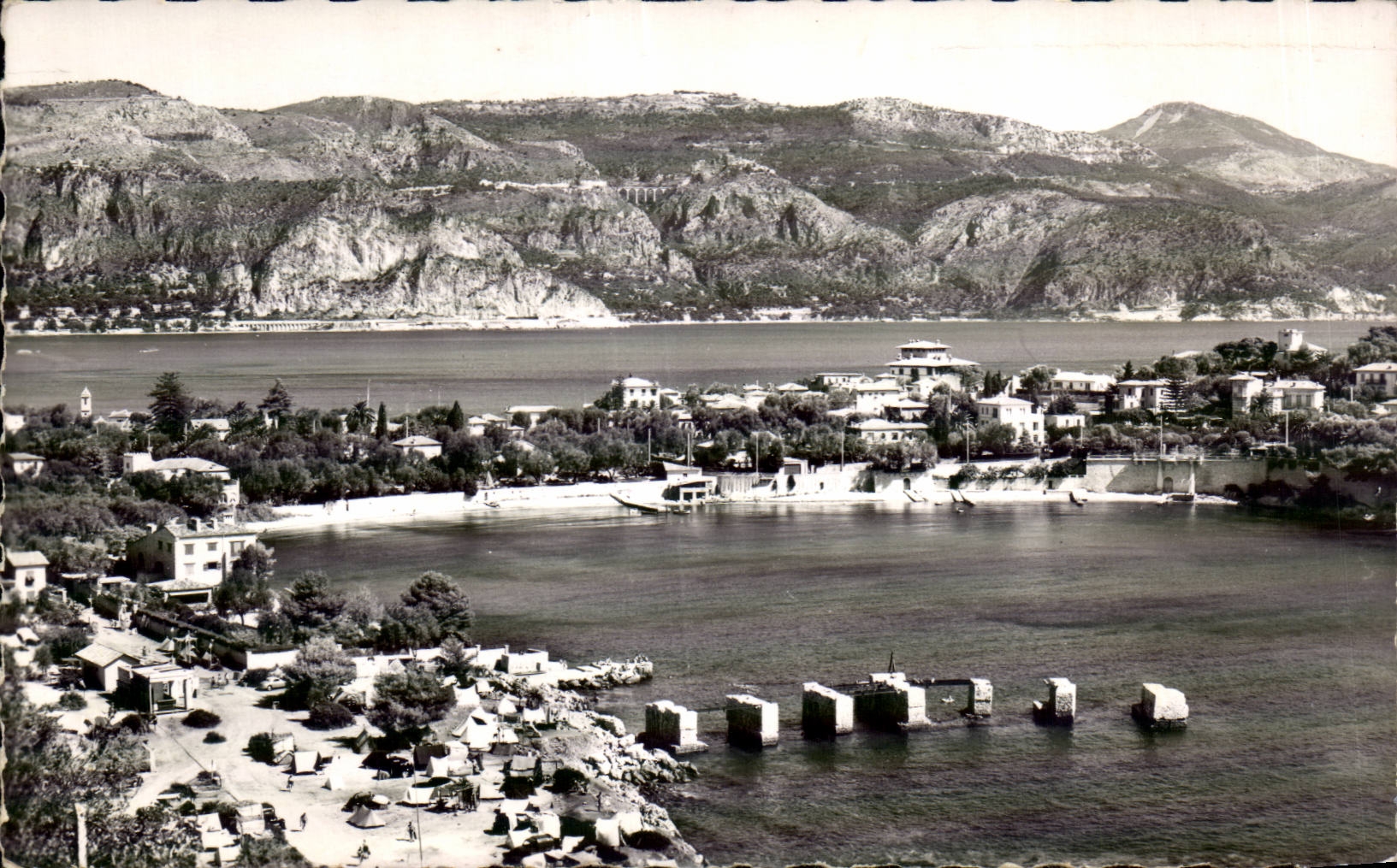 Saint-Jean-Cap-Ferrat — Terrain de camping, l'Anse des Fosses, la Baie des Fourmis — Au fond : les Corniches — Éditions S.E.P.T. - Fabrication Française - Photographic Véritable
