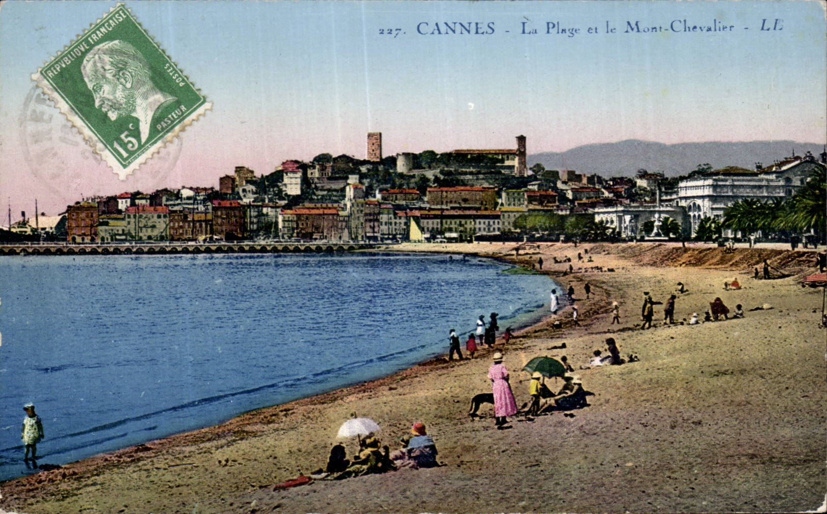 Cannes - La Plage et le Mont Chevalier - CPA