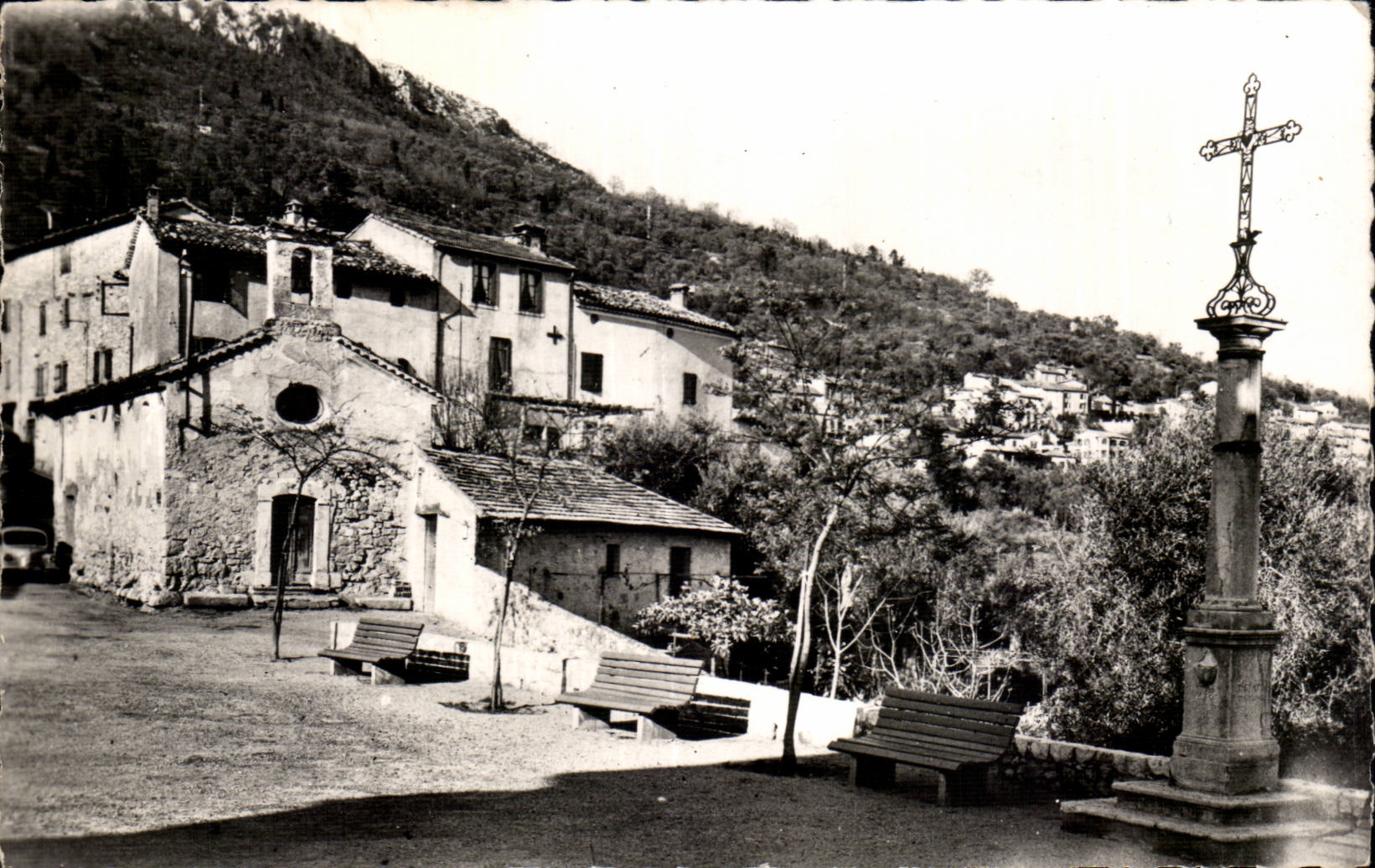 Magagnosc - La Place de l Eglise et la Chapelle des Penitents Blancs - CPA