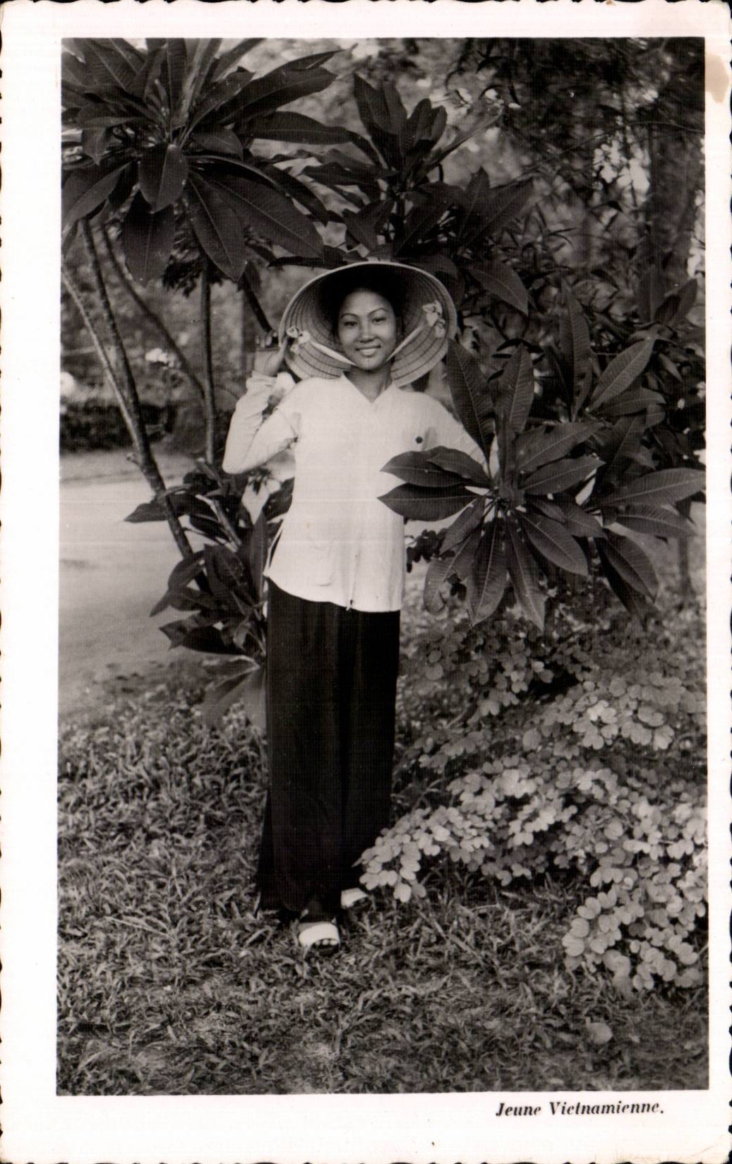 Jeune Vietnamienne — photographie en noir et blanc — éditeur inconnu, n° de série 117