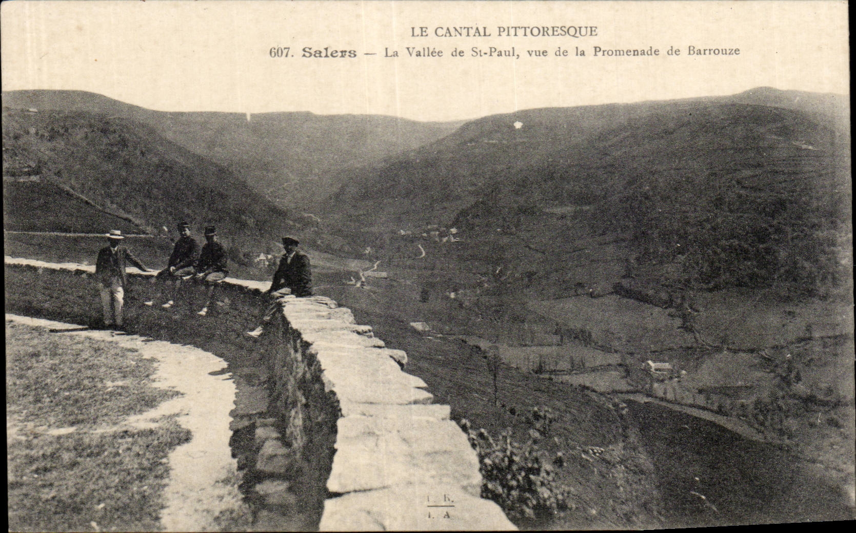 Salers — La Vallée de St-Paul, vue de la Promenade de Barrouze — LE CANTAL PITTORESQUE, n°607