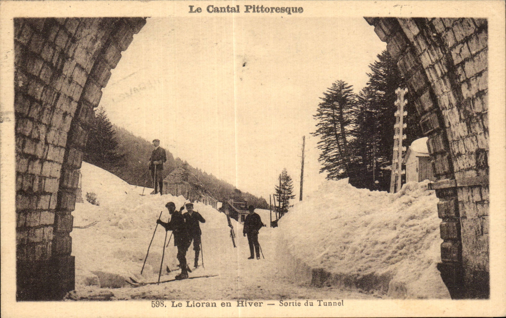 Le Lioran - en hiver - Sortie du Tunnel Ski - CPA 