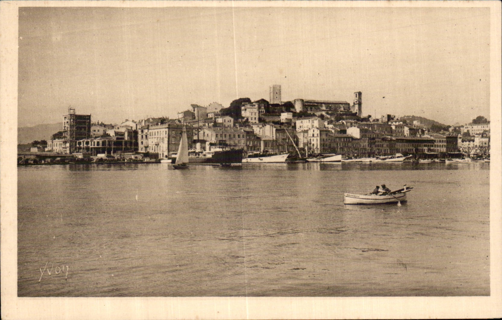 Cannes - Le Port et le Mont Chevalier - CPA 