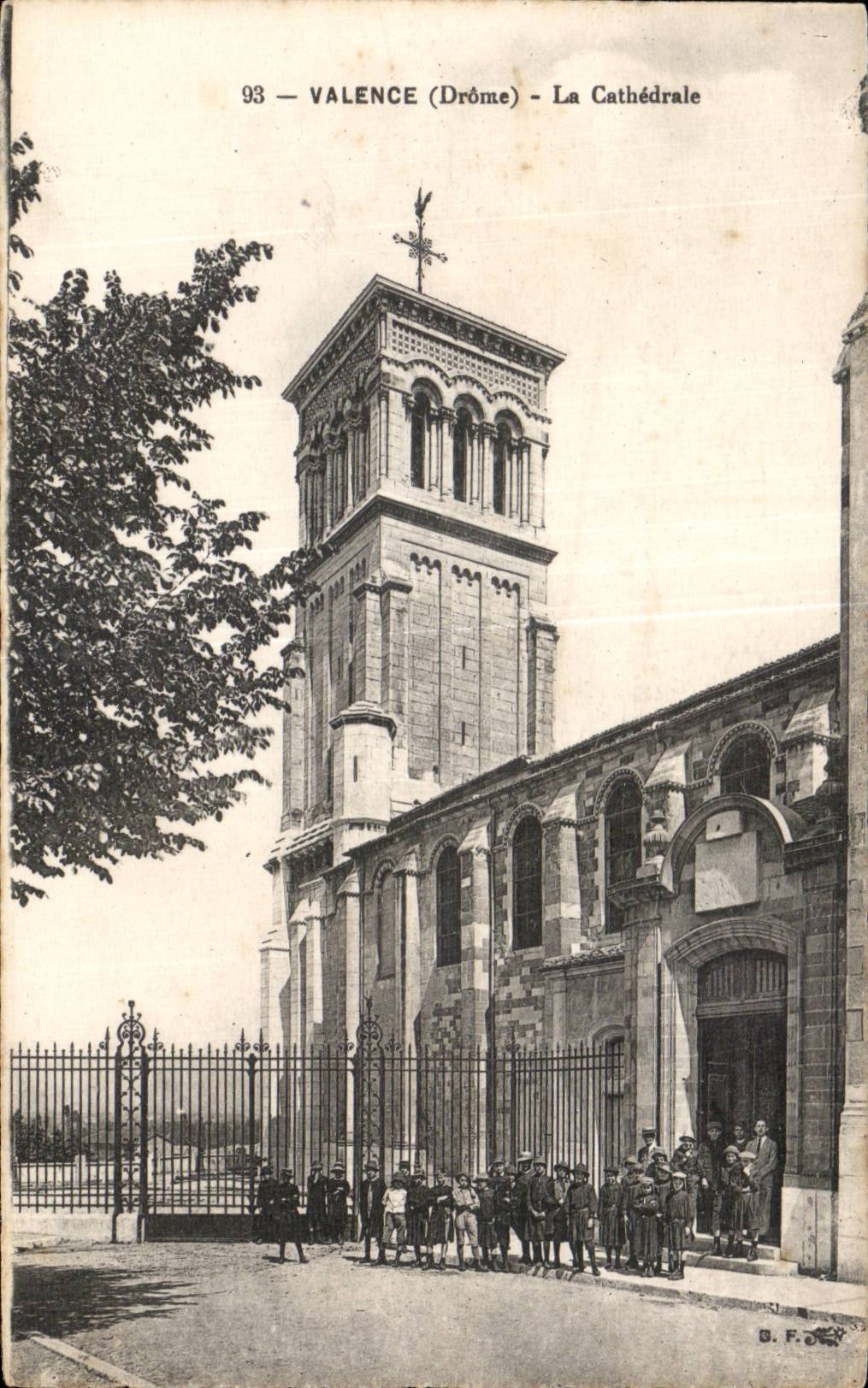 CPA Valence La cathedrale Enfants