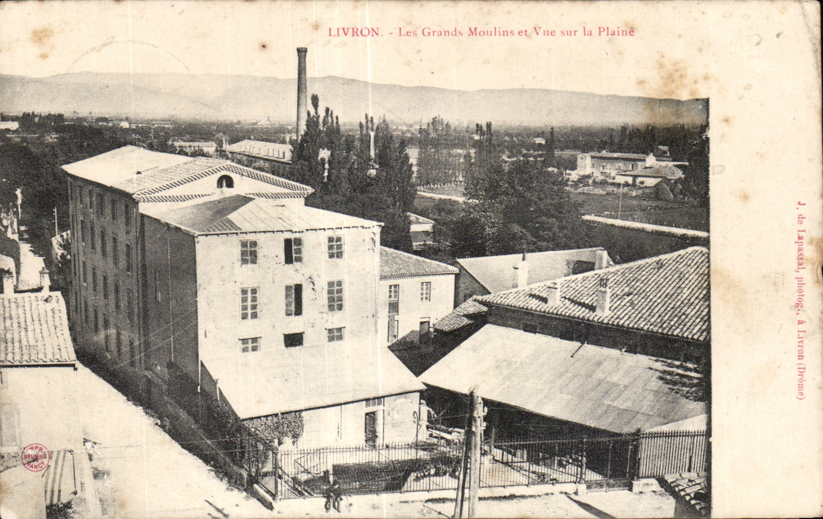CPA Livron Les grands moulins et vue sur la plaine 