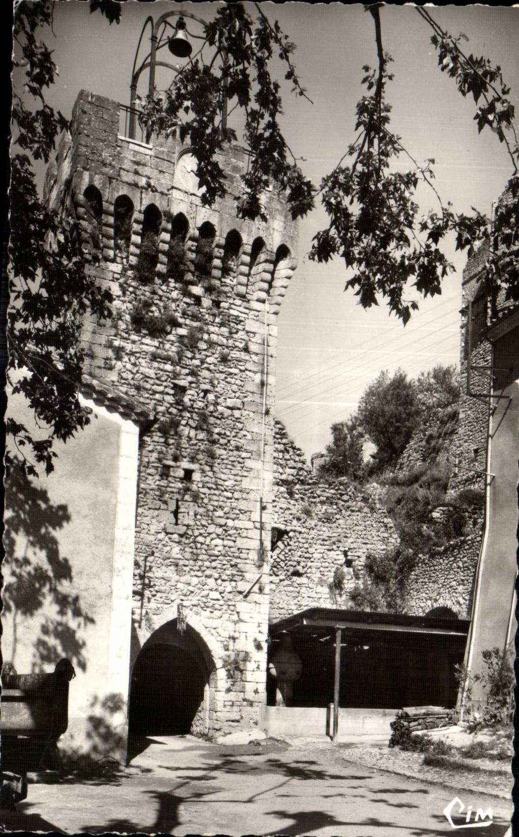 CPM Montbrun les Bains La tour de l horloge