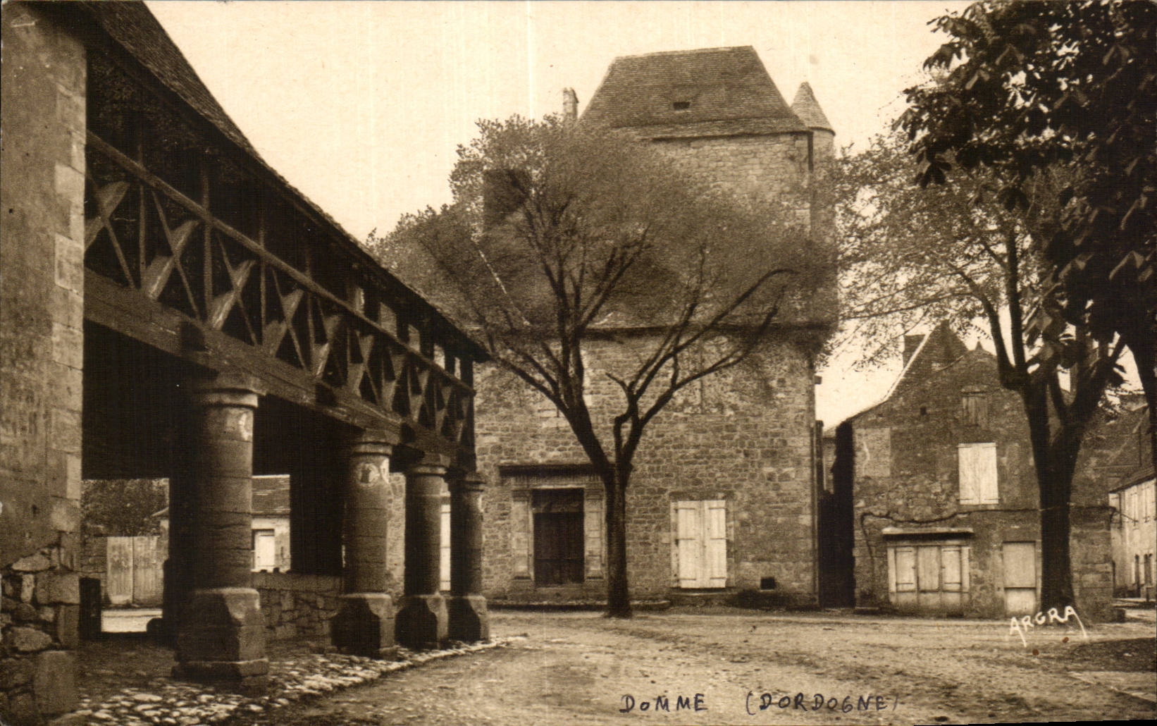 Domme (Dordogne) — L'Hôtel du Gouverneur et la curieuse Halle — éditeur ARGRA
