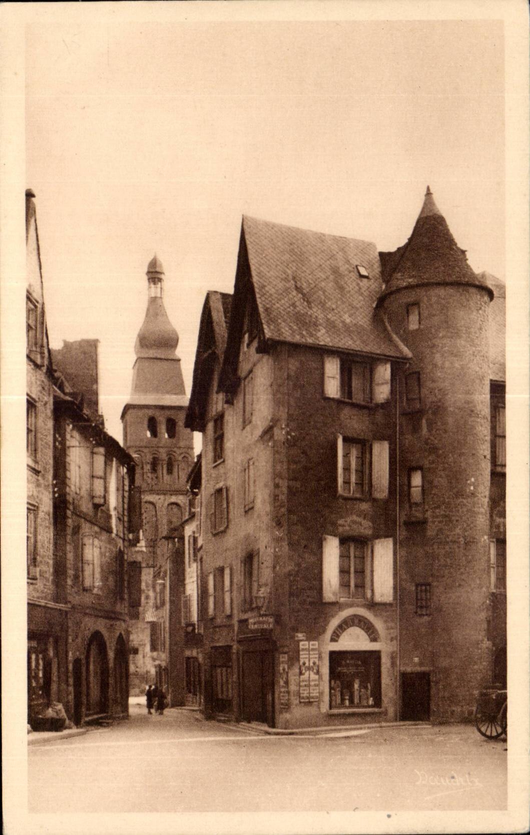 Sarlat - Anciennes Maisons de la rue Foy et Cathédrale — Phot. F. Daunais