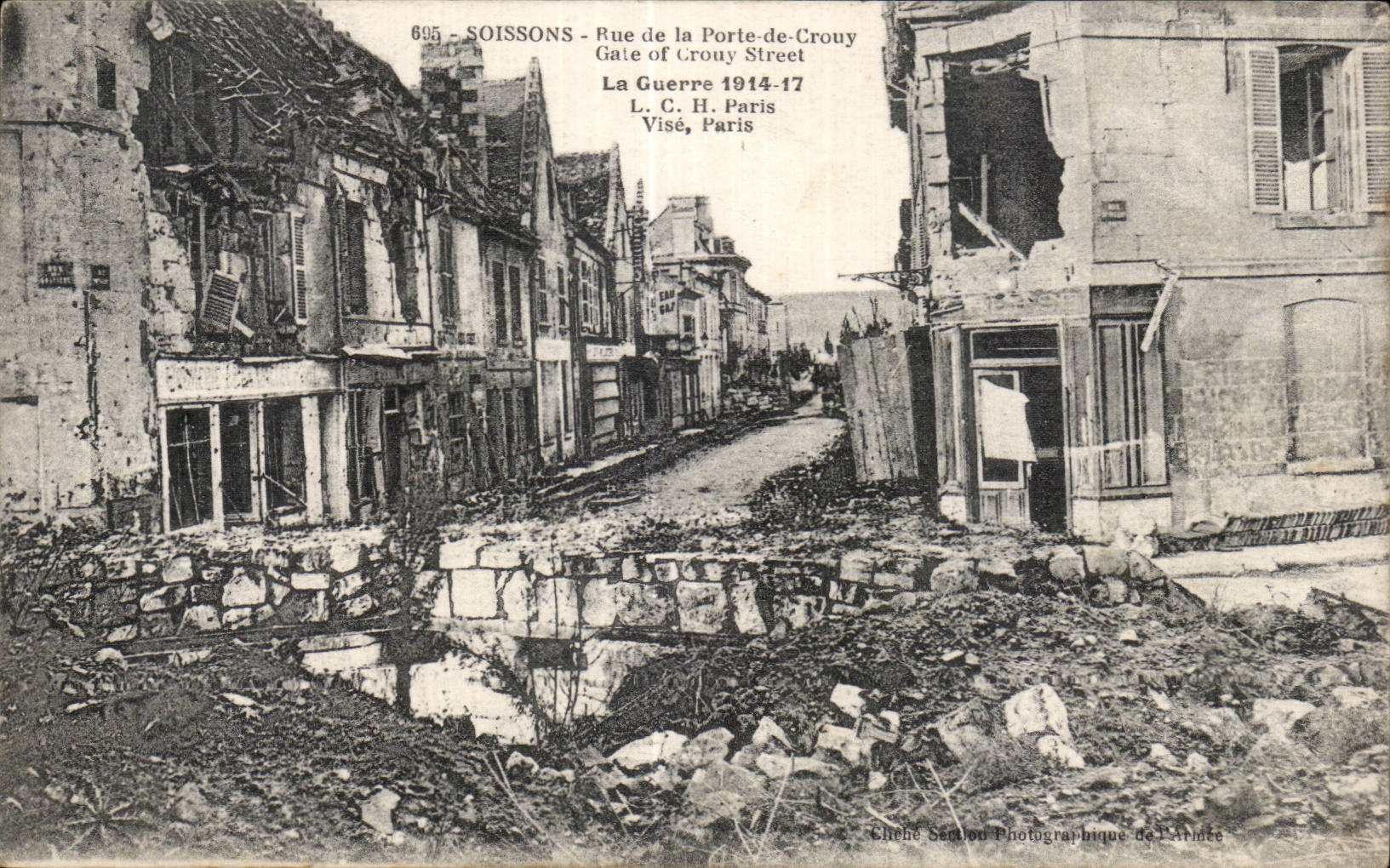 CPA Militaria La grande guerre 1914 Soissons Rue de la Porte de Crouy 