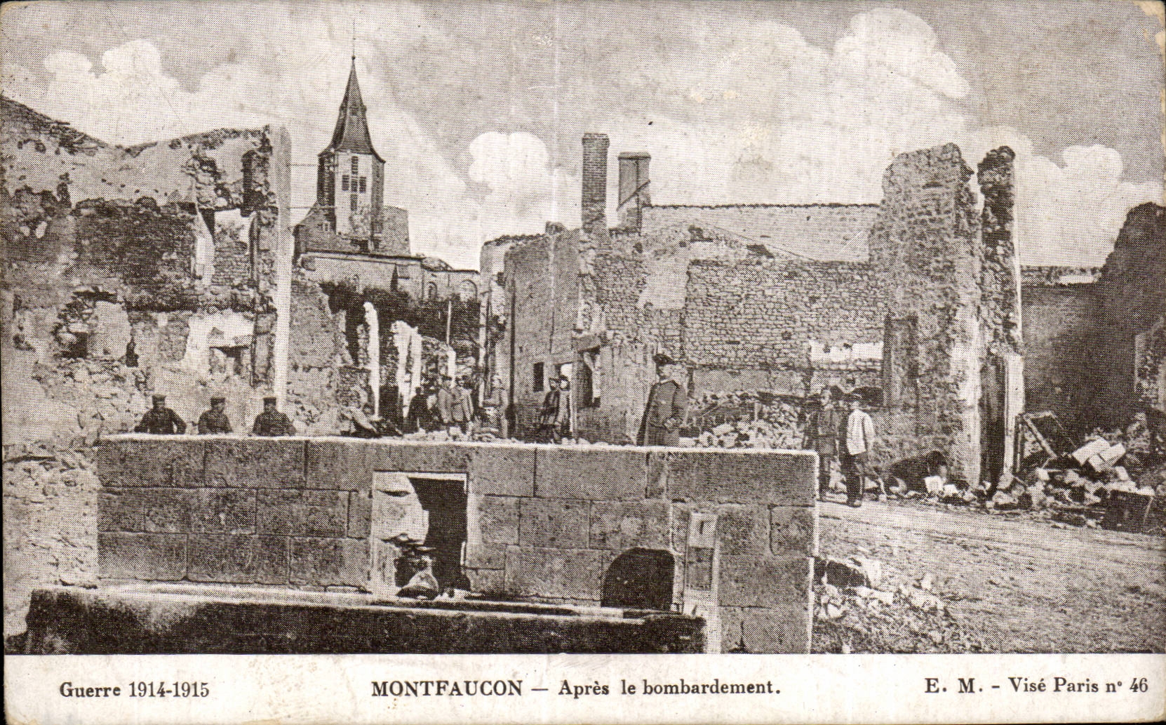 CPA Militaria La grande guerre 1914 Montfaucon Apres le bombardement 
