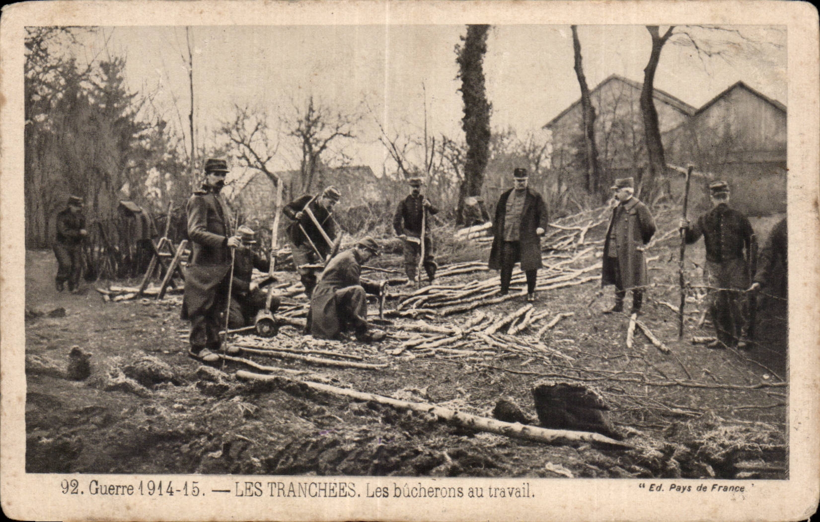 CPA Militaria La grande guerre 1914 Les tranchees Les bucherons au travail 