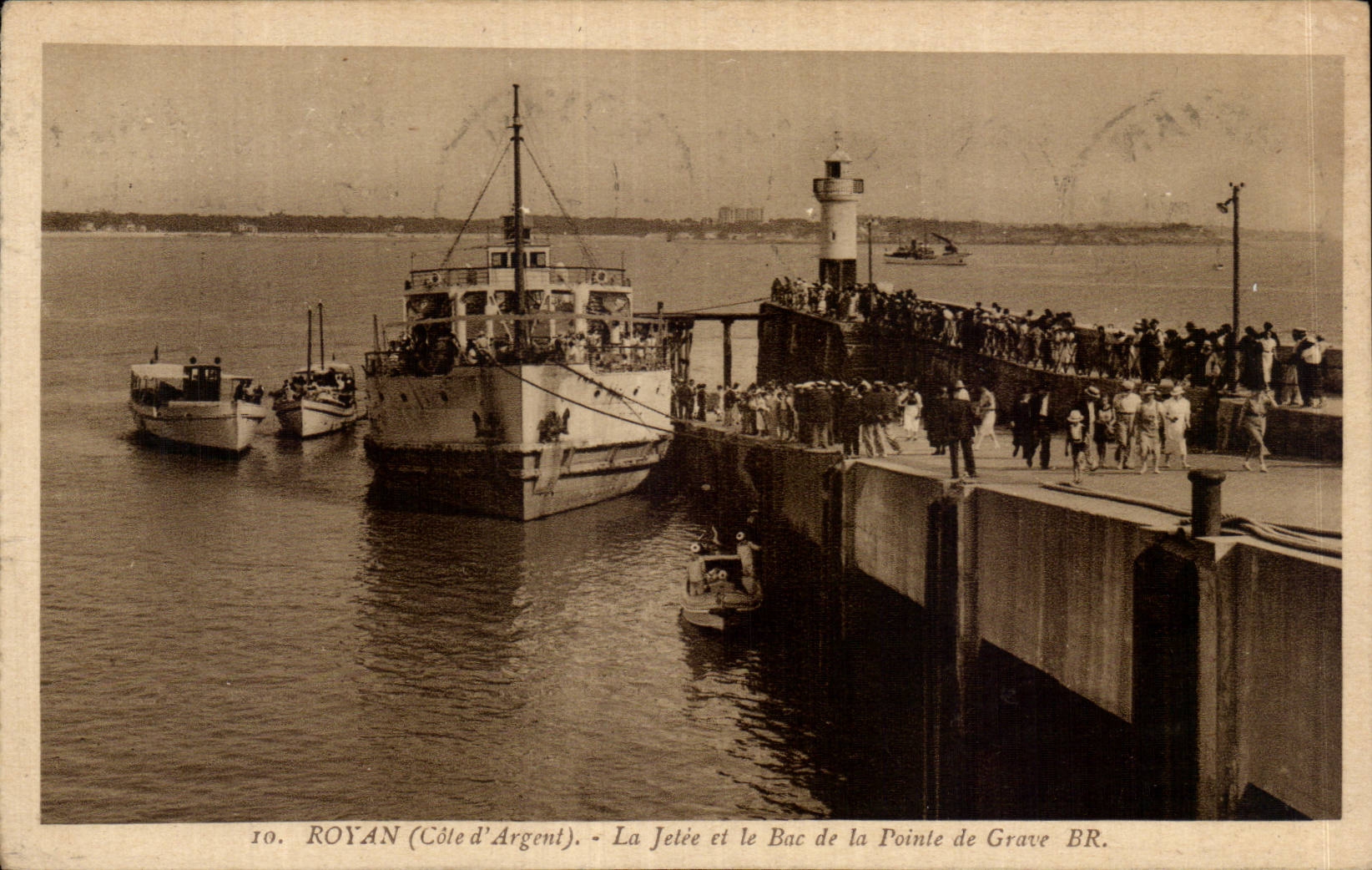 CPA Royan La jetee et le bac de la pointe de Grave Bateau 