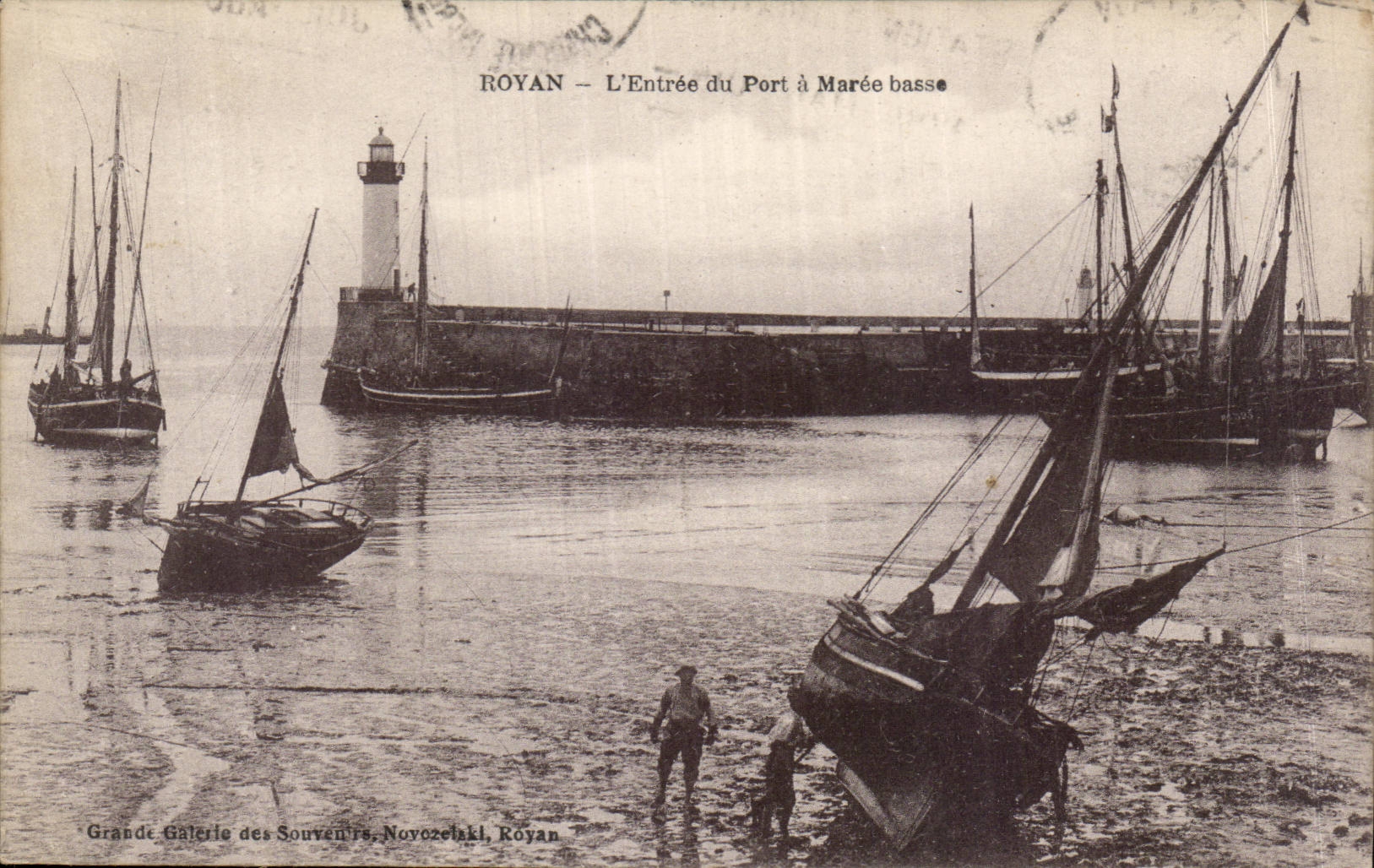 CPA Royan L entree du port a maree basse Bateau