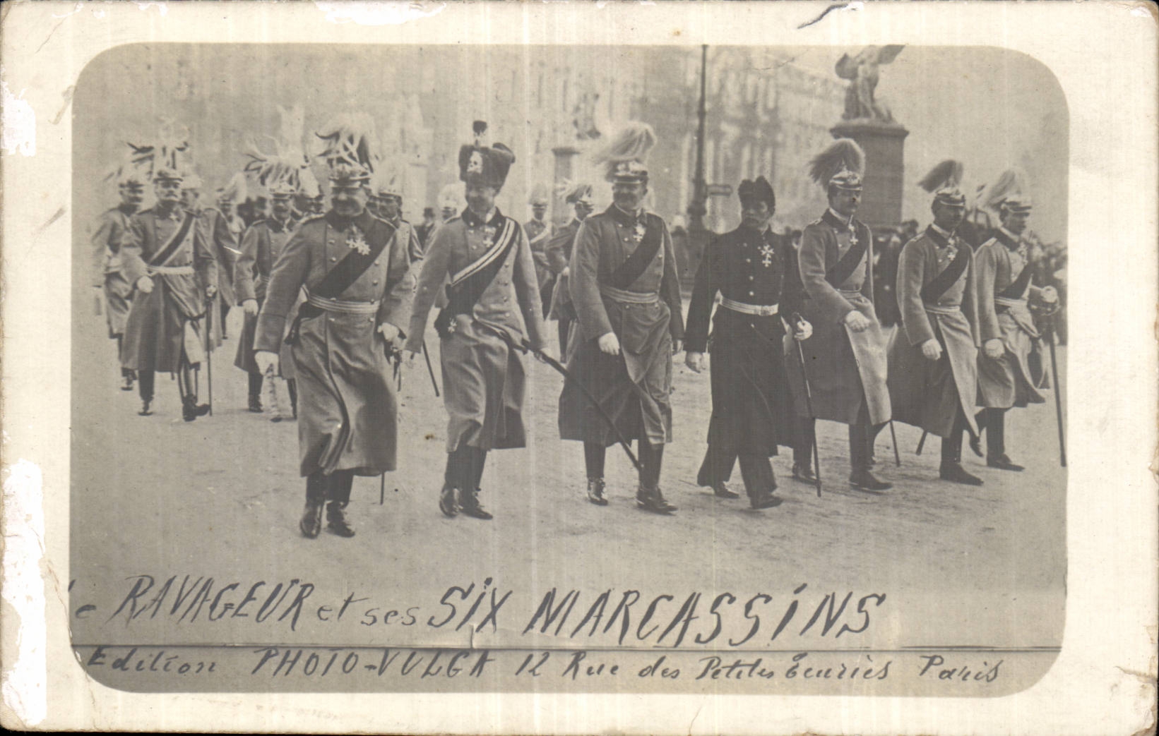 CPA Militaria Le ravageur et ses six marcassins Photo Vulga 12 rue des petites ecuries Paris 