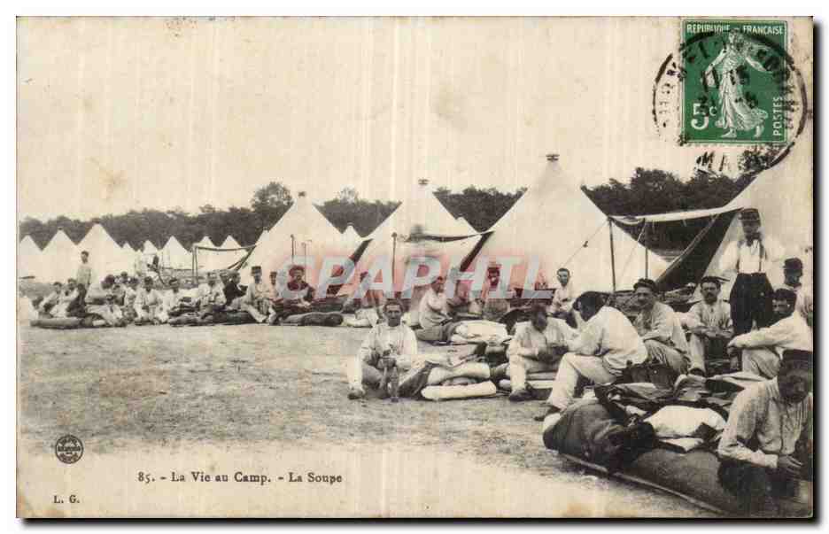 CPA Militaria La vie au camp La soupe Camp de Chalons