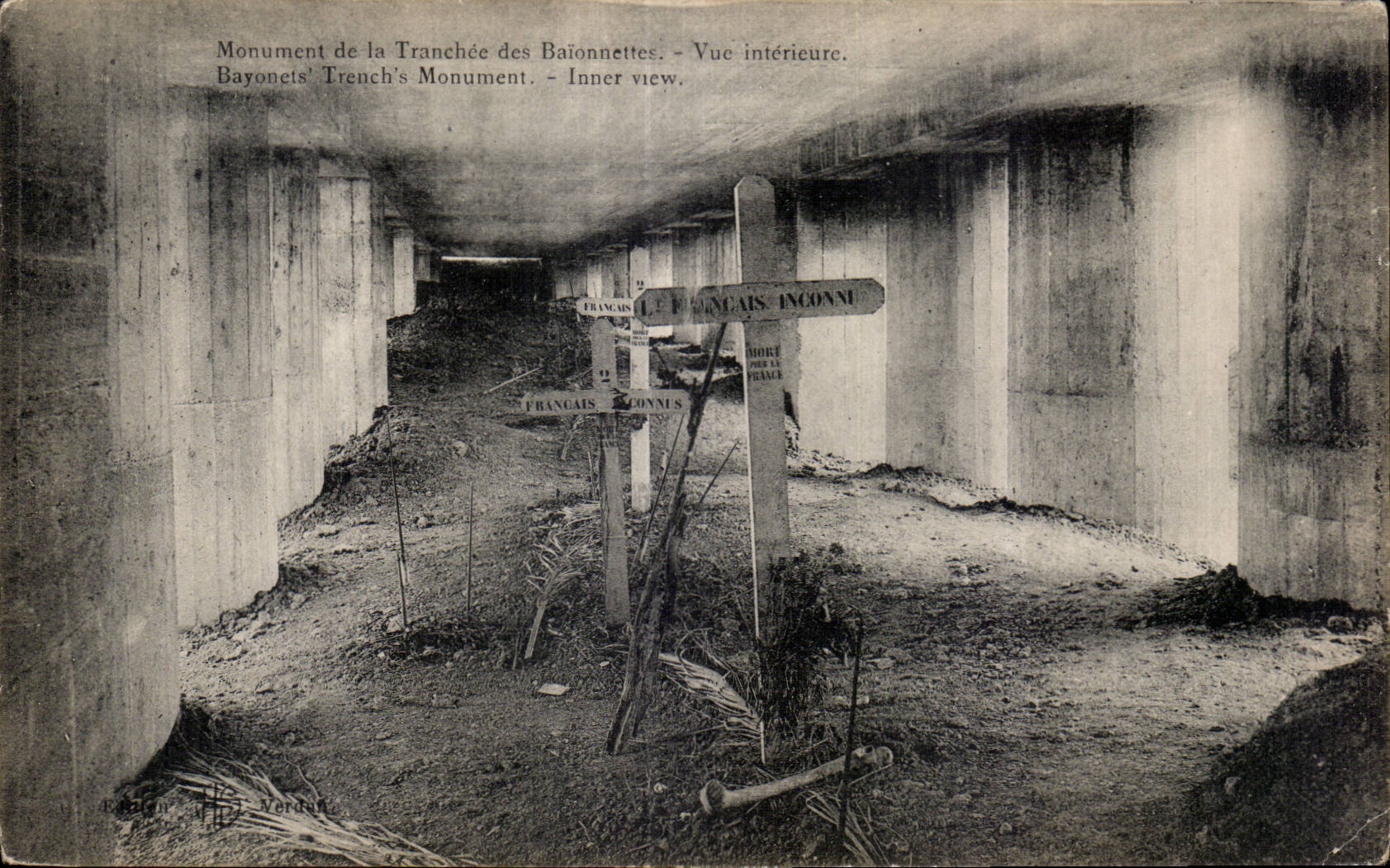 CPA Militaria Monument des tranchees des baionnettes Vue interieure
