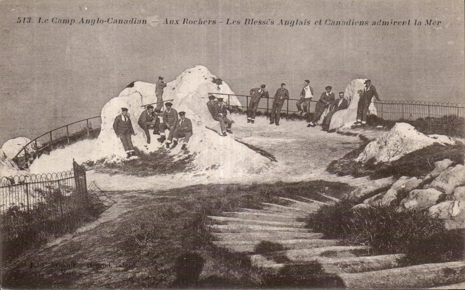 Le Camp Anglo-Canadian — Aux Rochers — Les Blessés Anglais et Canadiens admirent la Mer — Éditeur : Aboualle, Bégonnet, Vire
