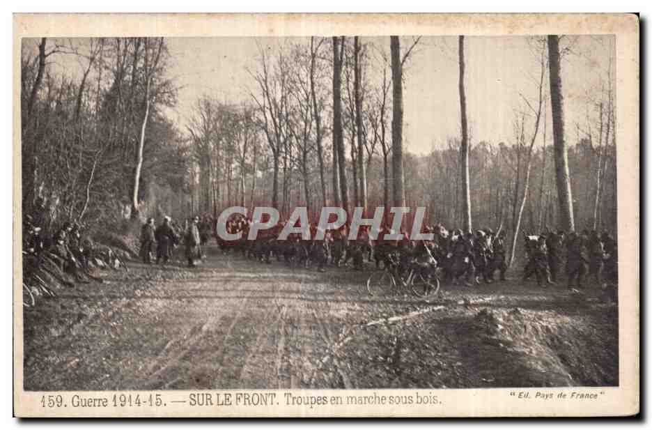 CPA Militaria Guerre 1914 1915 Sur le front Troupes en marche sous bois 