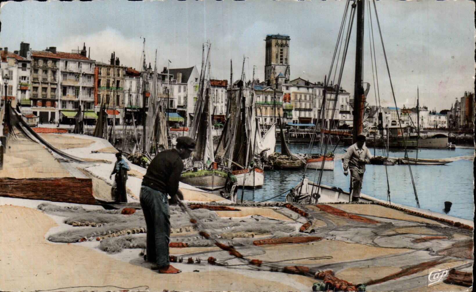 Port de La Rochelle — pêcheurs en train de réparer des filets — C.A.P. Réal-Photo