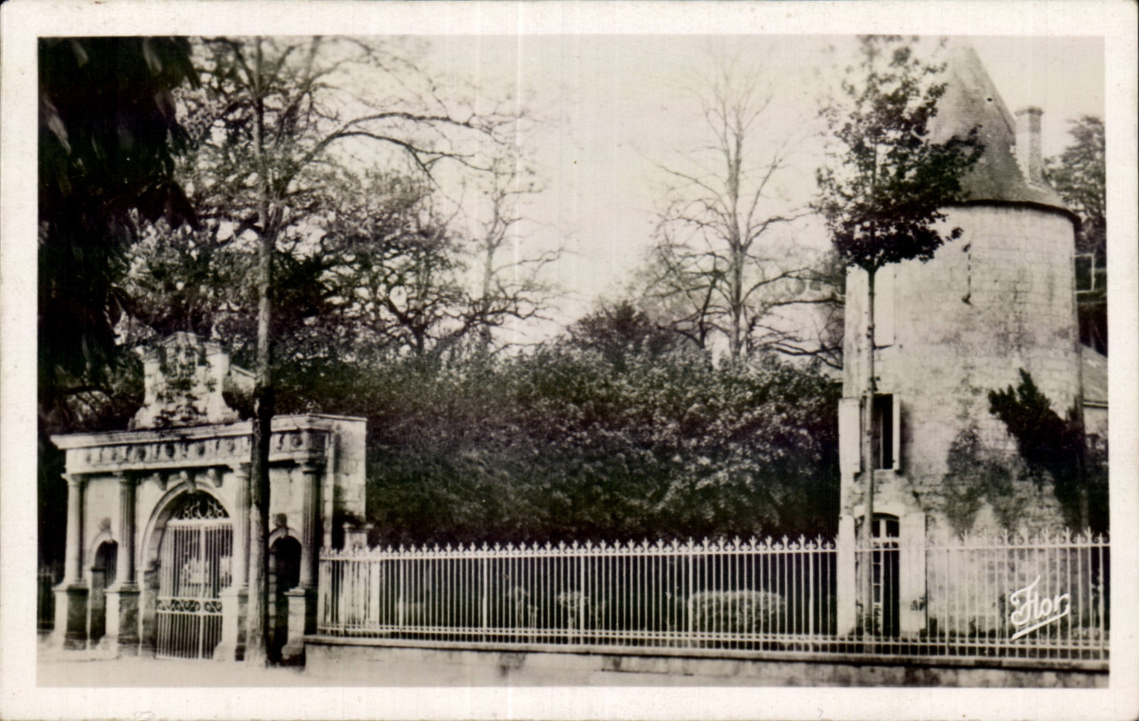 Surgeres - La Porte Renaissance et une des Tours du Chateau - CPA 