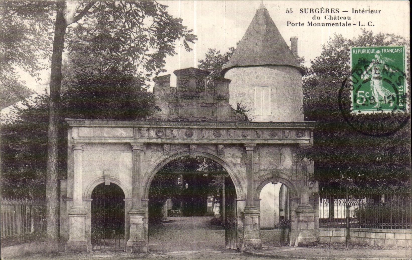 Surgeres - Interieur du Chateau Porte monumentale - CPA