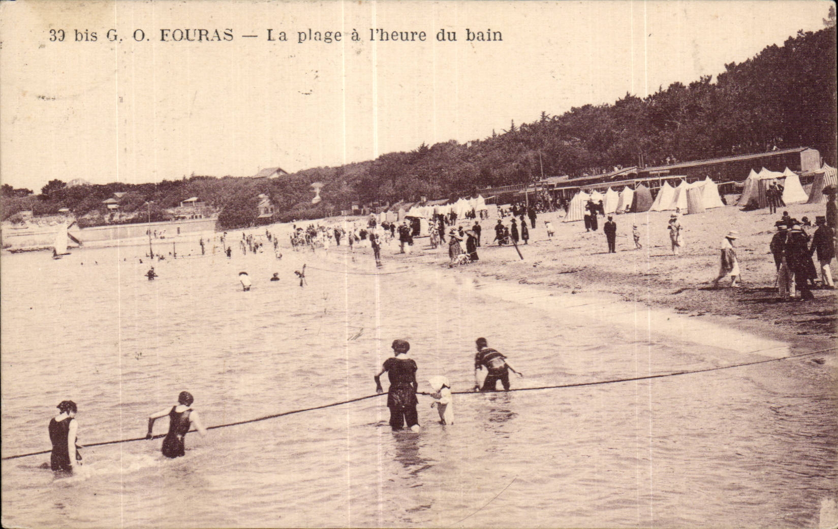Fouras les Bains - La Plage a l Heure du Bain - CPA 