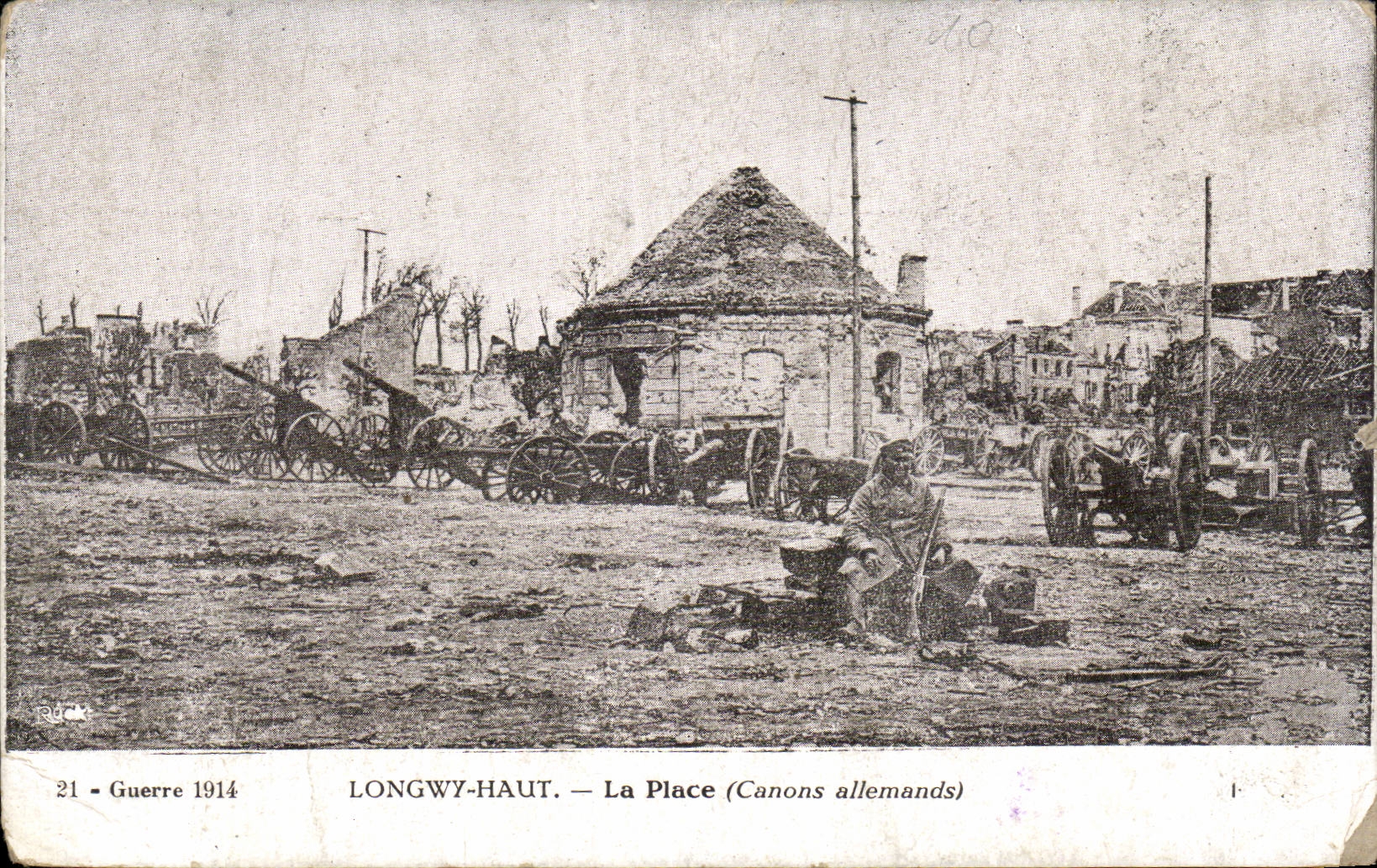 CPA Militaria Longwy Haut Le place (canons allemands)