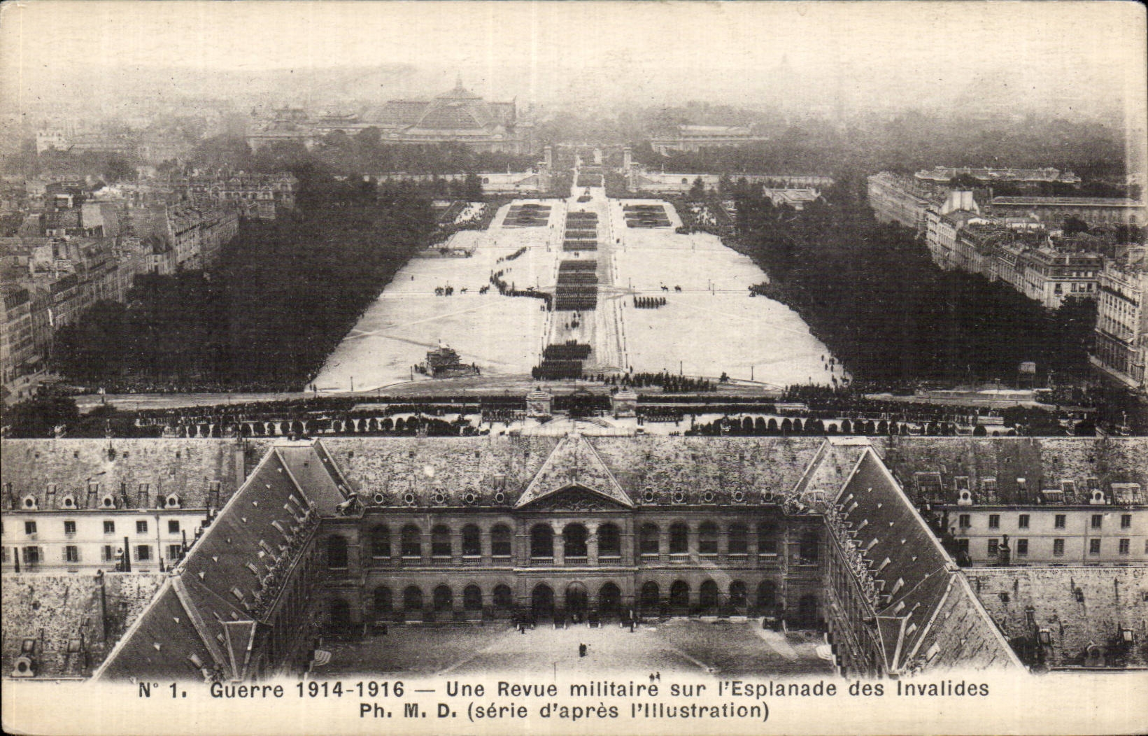 CPA Militaria Guerre 1914 Une revue militaire sur l esplanade des Invalides Paris