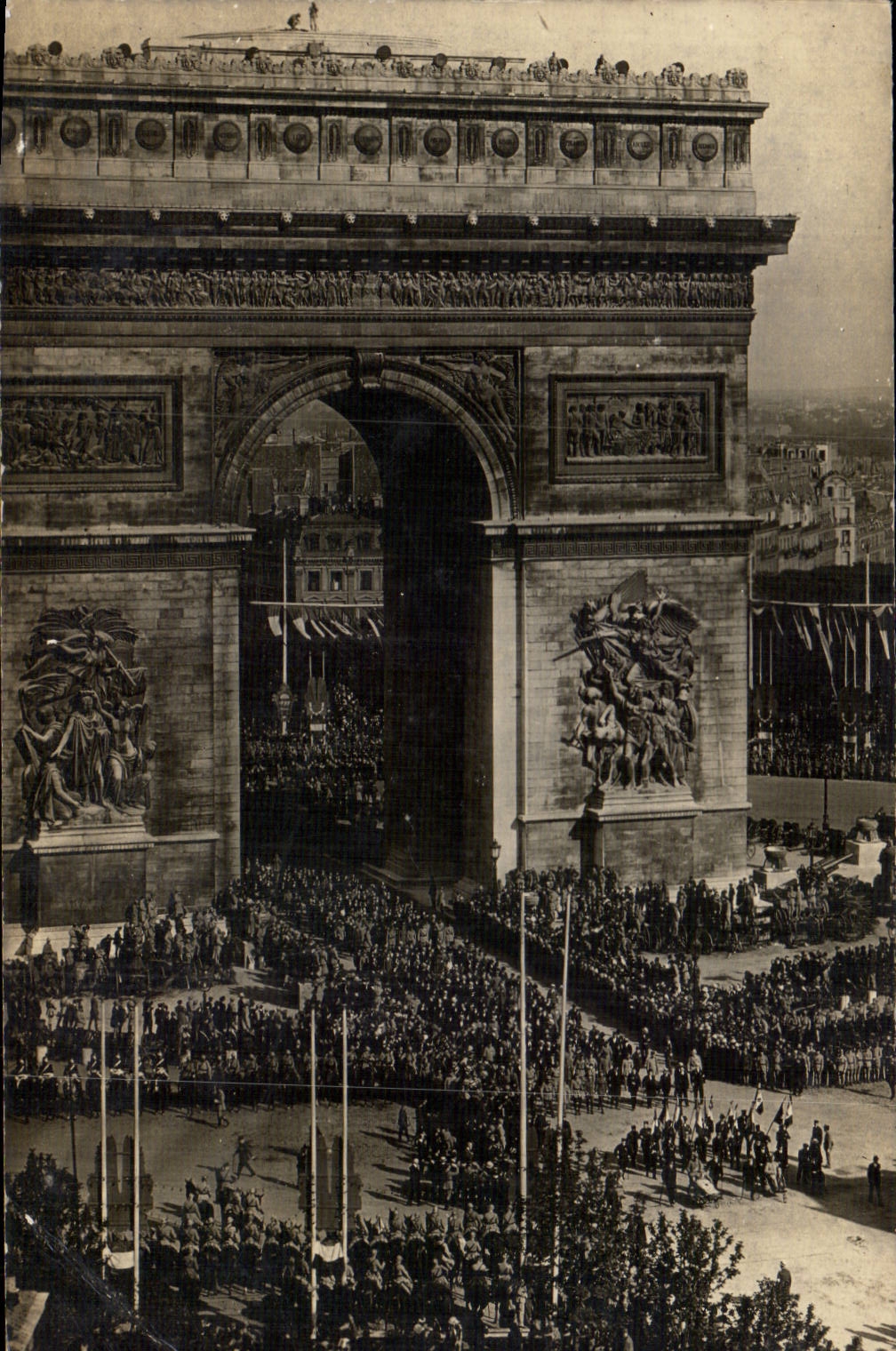 CPA Militaria Paris Souvenir des fetes de la victoire 14 juillet 1919 Le defil Arc de triomphe 