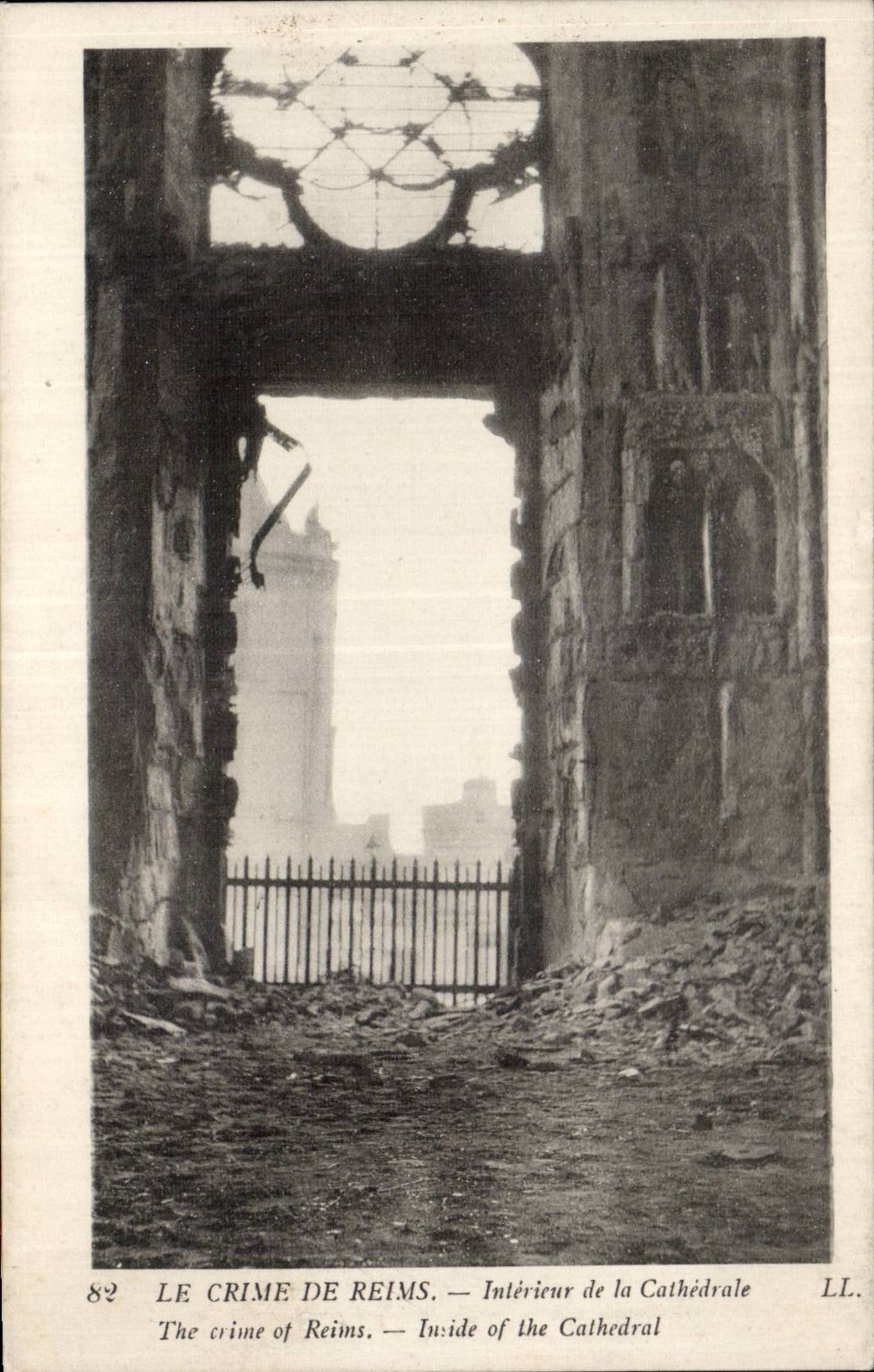 CPA Militaria Guerre 1914 Reims Interieur de la cathedrale 
