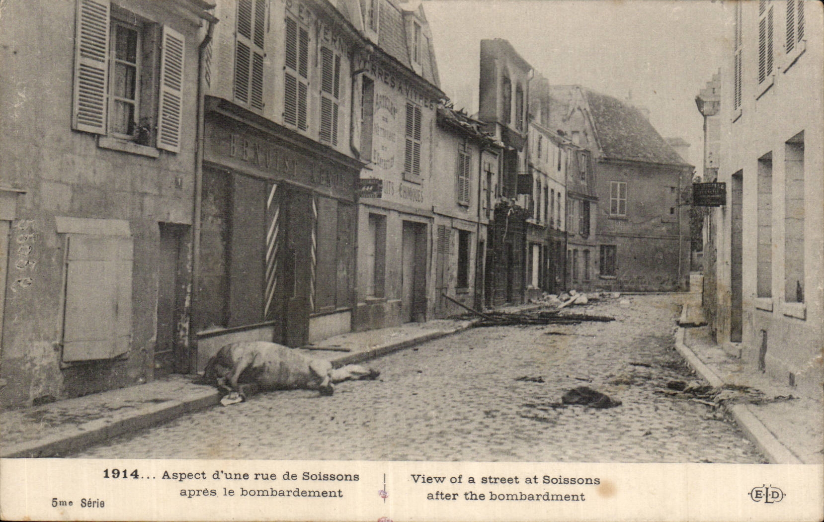 CPA Militaria Aspect d une rue de Soissons apres le bombardement 