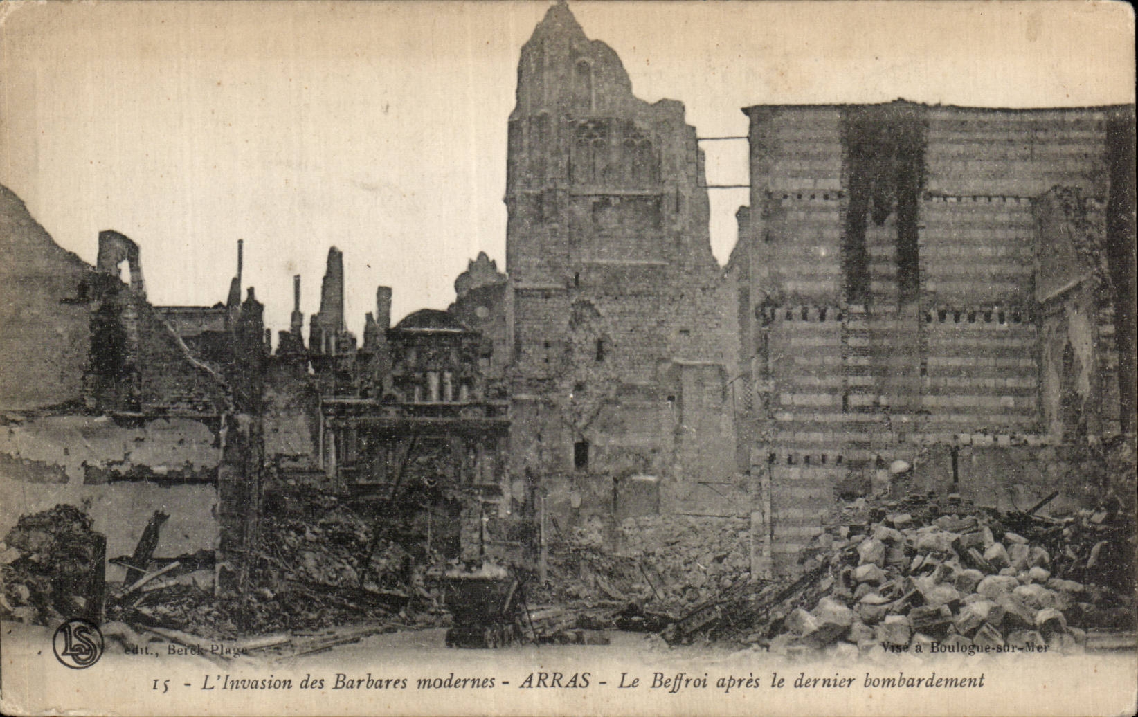 CPA Militaria Guerre 1914 Arras Le beffroi apres le bombardement