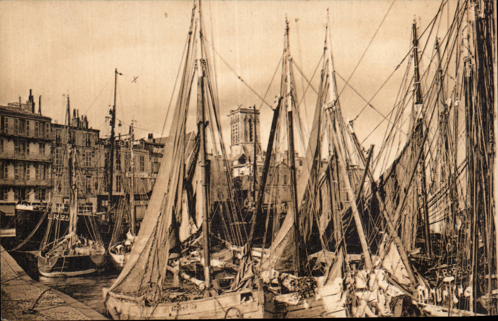 La Rochelle - Coin de Port vers Saint Sauveur Bateaux - CPA
