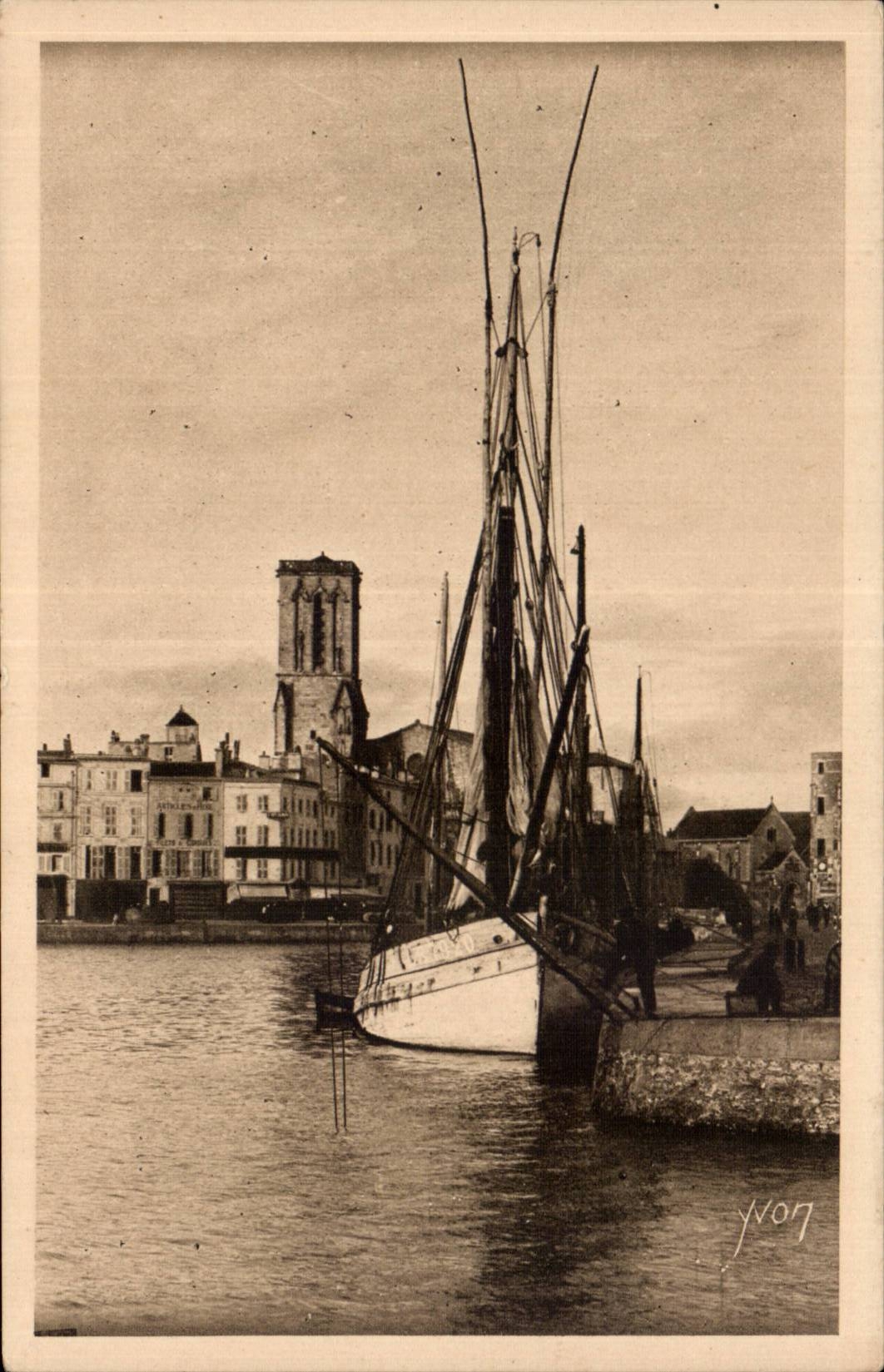 La Rochelle - Vue du Port - Eglise Saint Sauveur - CPA