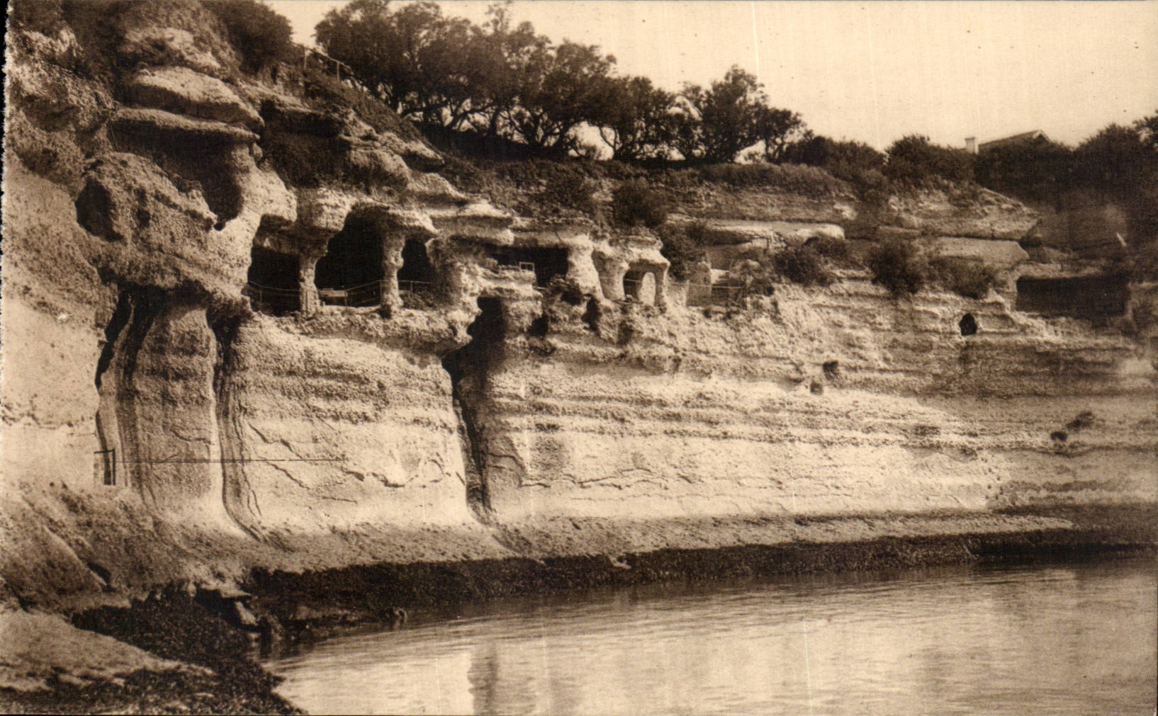 Grottes de Meschers — Environs de Royan — Éditions Artistiques R. Horgevin, La Rochelle, n°654