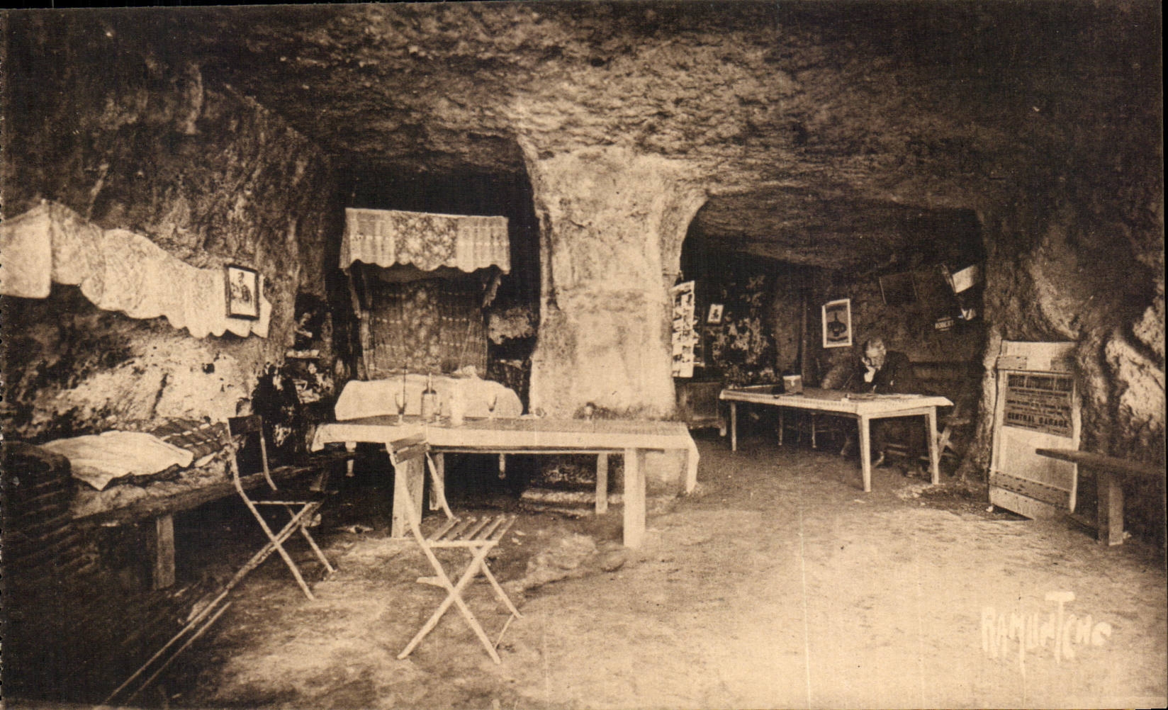 Meschers les Bains - Grotte habitee au bord de la mer - Grotte des Fontaines Troglodyte - CPA 