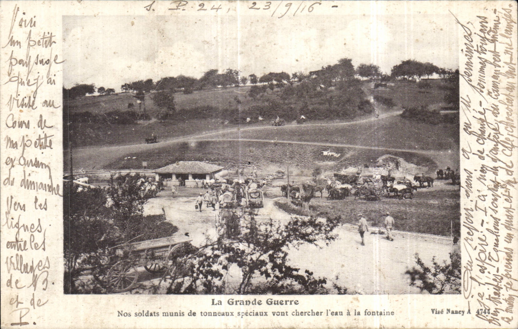 CPA Militaria La grande guerre Nos soldats munis de tonneaux speciaux vont chercher l eau a la fontaine