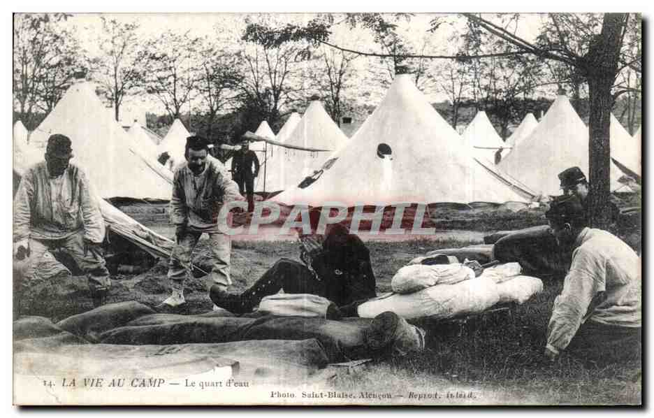 CPA Militaria La vie au camp Le quart d eau 
