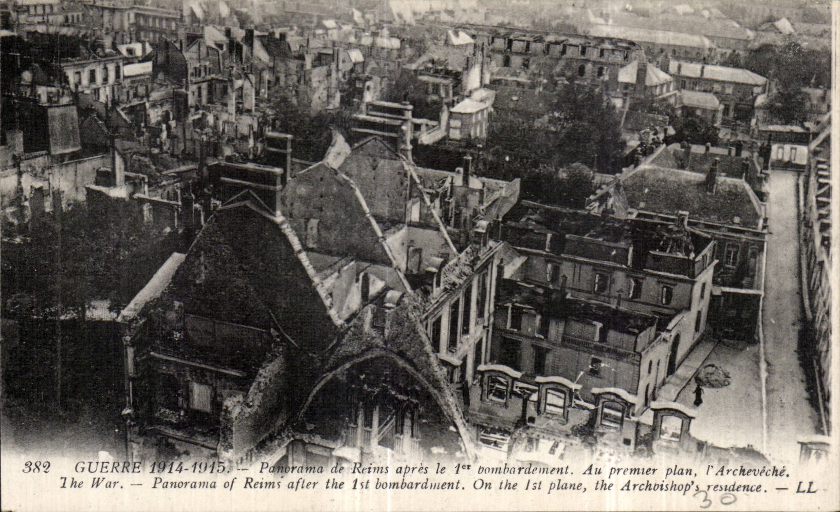 CPA Militaria Panorama de Reims apres le 1er bombardement L archeveche