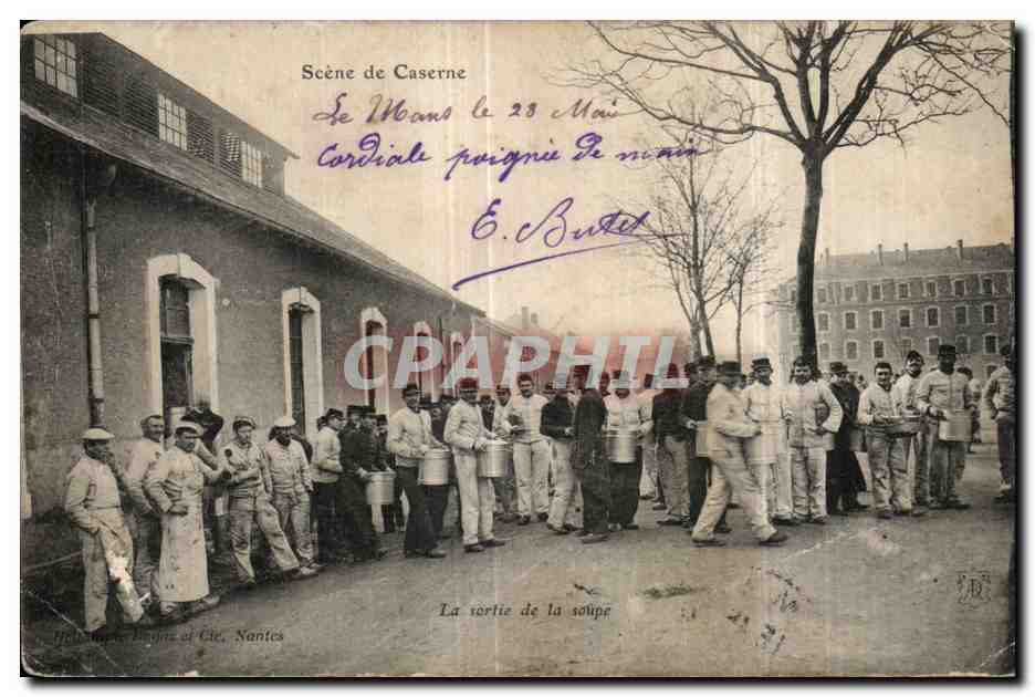 CPA Militaria Scene de caserne La sortie de la soupe