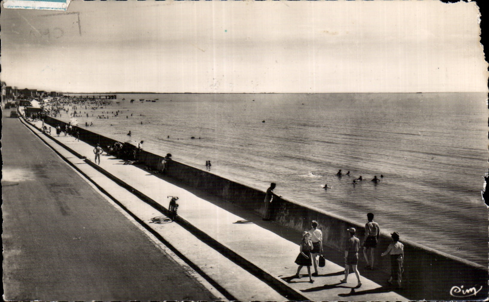 Chatelaillon - Le Remblai et la Plage - CPA
